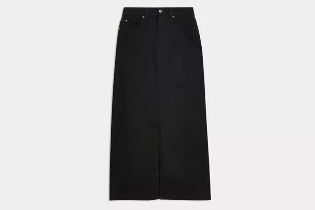 玛莎百货(Marks & Spencer)的这款“漂亮”、“舒适”的牛仔及地长裙非常适合高个女性