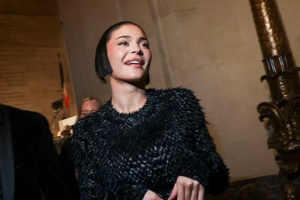 凯莉·詹娜(Kylie Jenner)的新造型亮相,粉丝们恳求她“不要再填充了”。