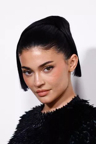 凯莉·詹娜(Kylie Jenner)的新造型亮相,粉丝们恳求她“不要再填充了”。