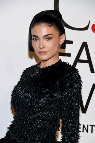 凯莉·詹娜(Kylie Jenner)的新造型亮相,粉丝们恳求她“不要再填充了”。