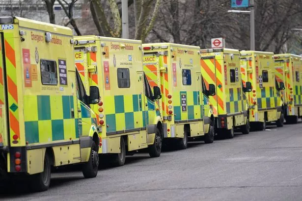 NHS危机等待时间-查看您将在当地医院等待多长时间