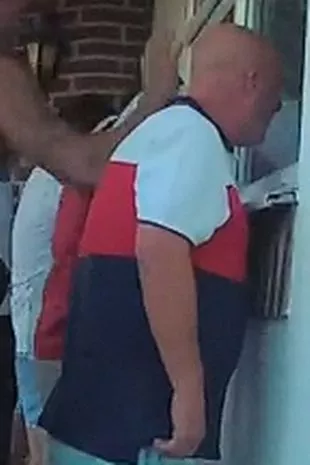 在移民酒店外发生骚乱后,警方紧急寻找暴徒,中央电视台呼吁寻找七个人