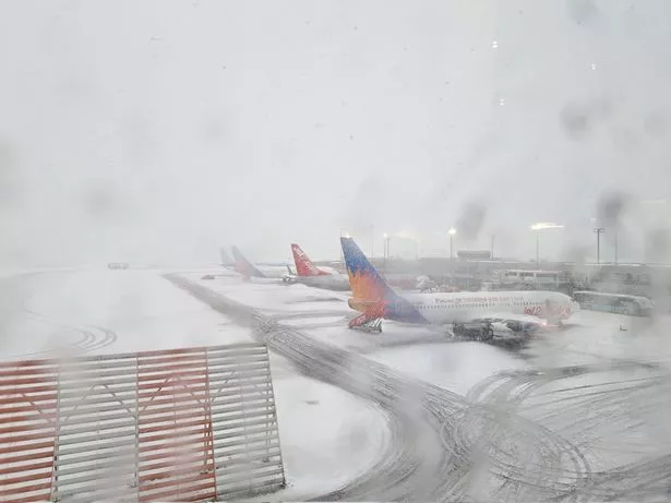 巨大的多重灾害风暴“伯特”给英国带来了冰、风和雨,降雪袭击了英国