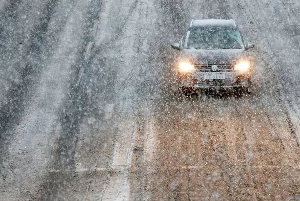 巨大的多重灾害风暴“伯特”给英国带来了冰、风和雨,降雪袭击了英国
