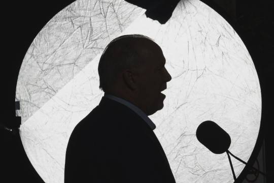 执政的卑诗省新民主党议员在历史上势均力敌的选举后宣誓就职