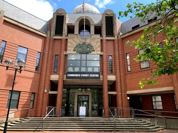 惊慌失措的学生开着妈妈的宝马车在警察的高速追捕下以80英里每小时的速度穿过城市