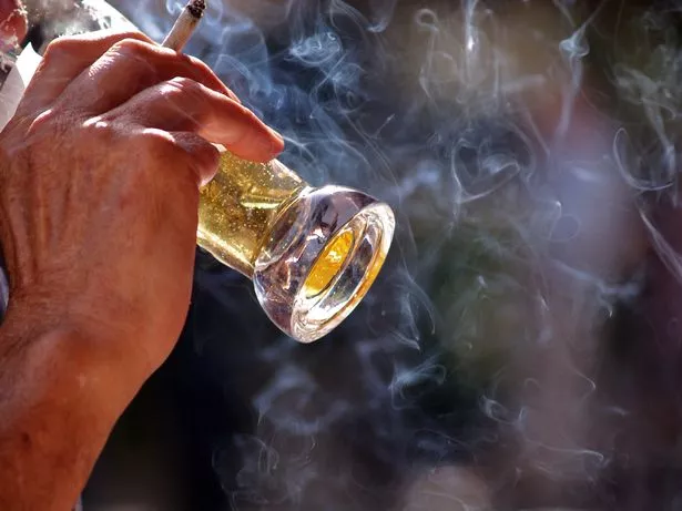 活动人士对酒吧花园禁烟的提议发出行业警告