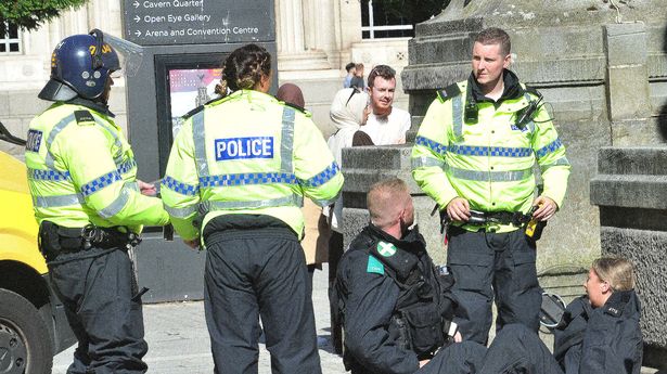 英国骚乱:嘲笑利物浦暴徒包围受伤的女警官说“她活该”
