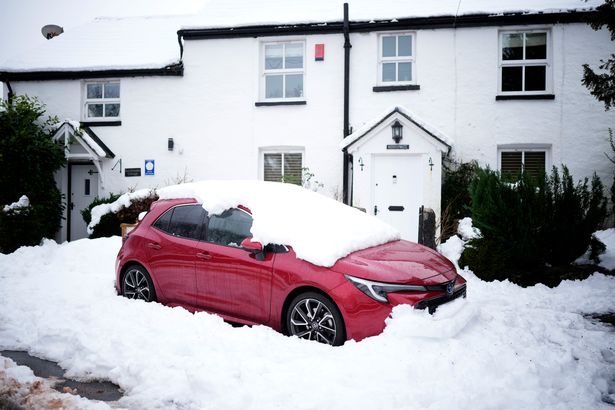 英国降雪:随着英国气温骤降至冰点,英国将被每小时2厘米的降雪所席卷