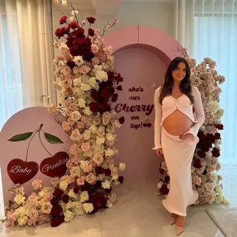 萨沙·阿特伍德分享了奢华的婴儿派对，并与杰克·格里利什庆祝新生儿的到来