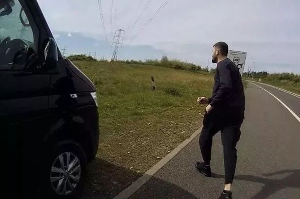 一名毒贩在被警察拦下后,试图用一辆价值43万英镑的货车逃跑