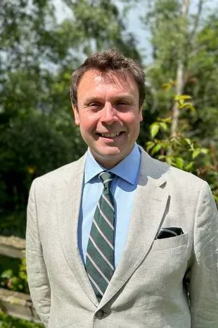 “我有口吃,但在电视直播后我才意识到我需要大声说出来。”