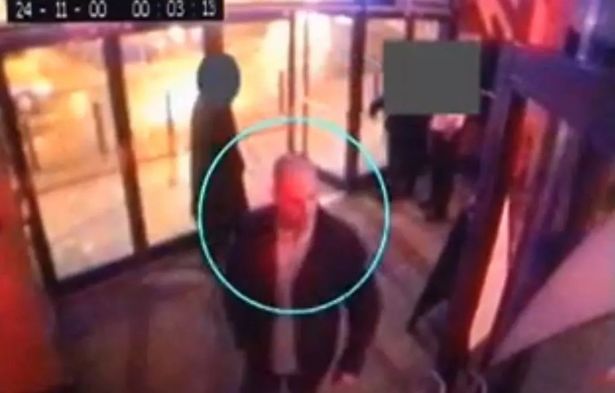 一名男子枪杀了两名无辜的俱乐部成员,然后消失了七年